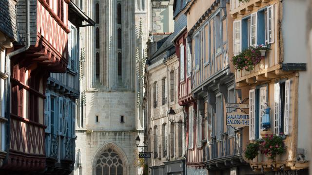 Quimper, rue Kereon et cathedrale Saint-Corentin, classe Monuments Historiques.