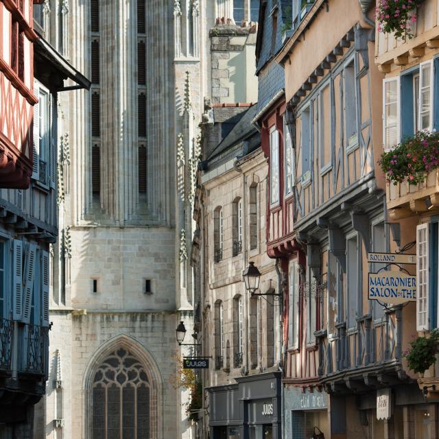 Quimper, rue Kereon et cathedrale Saint-Corentin, classe Monuments Historiques.